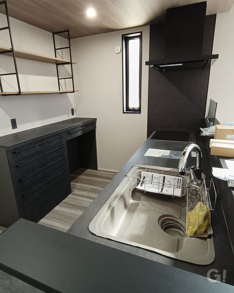 洗練された黒のキッチン