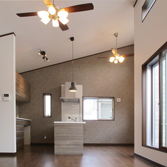 勾配天井と明かり取りの窓が広がりを感じさせるリビング