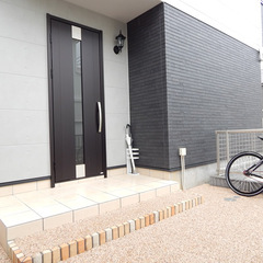 シンプルモダンな玄関は神奈川県横浜市の横浜建物まで！