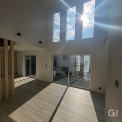  開放的な空間陽光差し込む吹き抜け天井の家