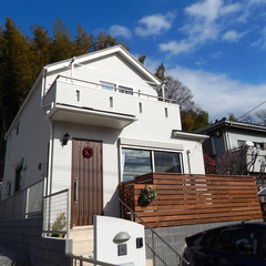 白い外観の印象が素敵なお住まい