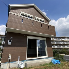 木やレンガなどの茶色を使った外観は落ち着きのある優しい色合い