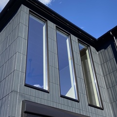 大きな窓から光の入る明るい家