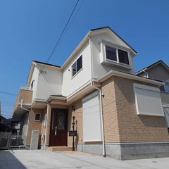 明るいツートンカラーの外観