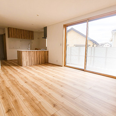 アクセントあるLDKのリビングイン階段