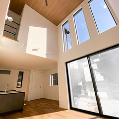 大きな窓のある開放的な住まい