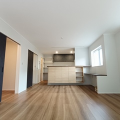 木の風合い広がる収納充実キッチン