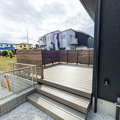 陽光あふれるプライベートデッキ