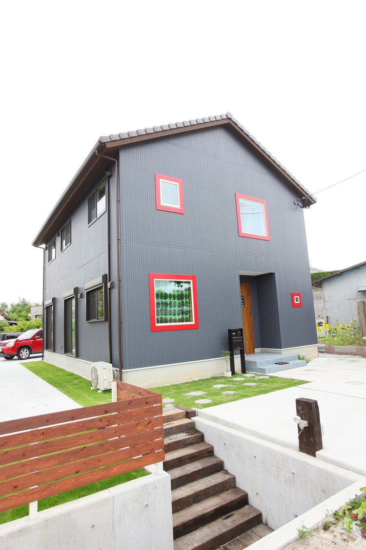 福岡県直方市に完成したブルーとレッドの外観のお家が完成しました。