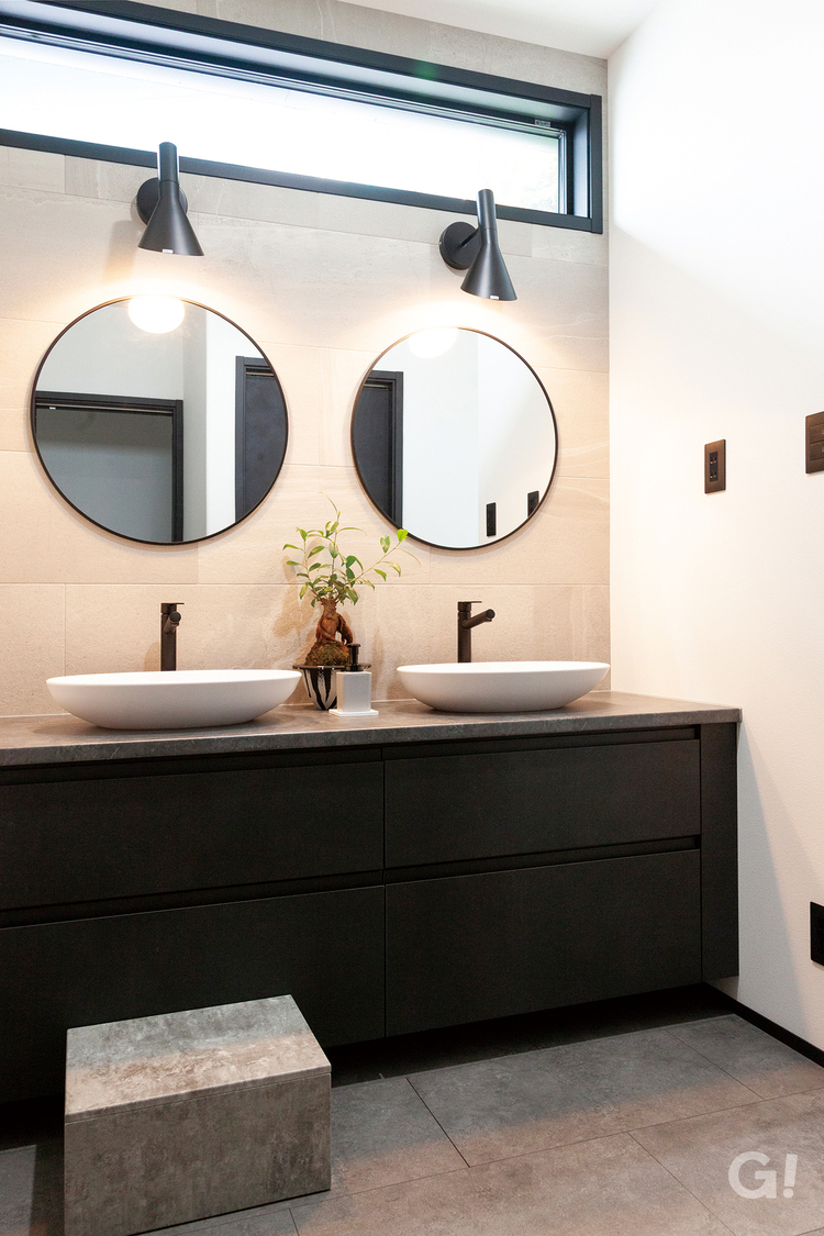 丸い鏡が可愛い洗面台