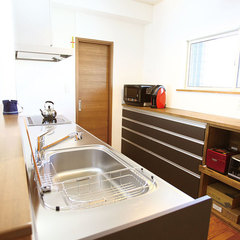 家電も置ける広い棚のあるキッチン