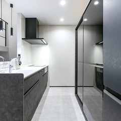 ダークグレーと白で統一されたキッチン。