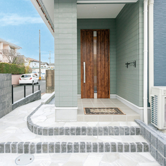 木目が映える玄関