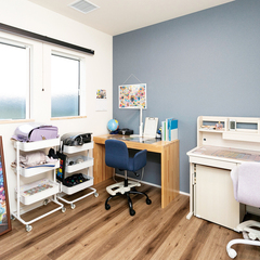 ブルー壁紙の子ども部屋