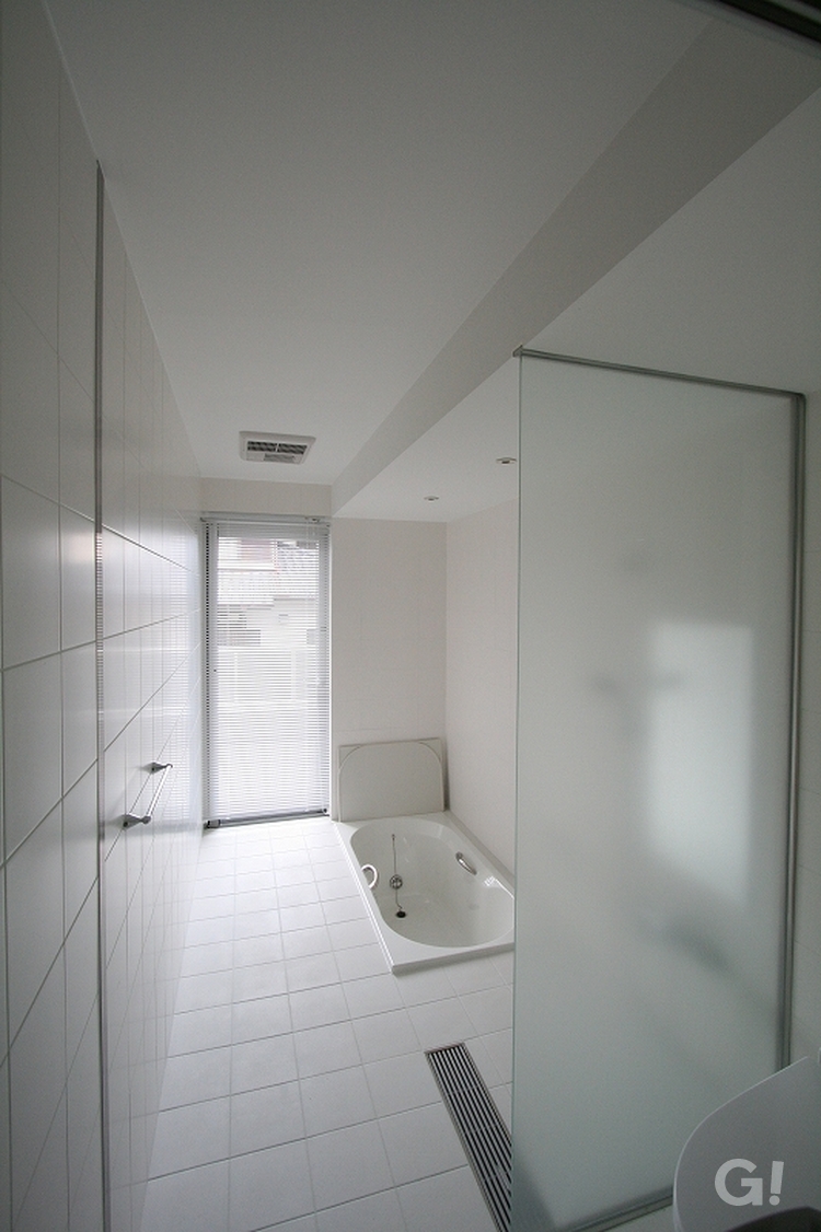 洗練されたデザインの浴室がある注文住宅