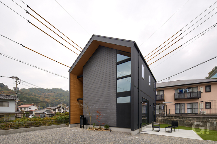 三角屋根が目印！シックな色味で堂々とした佇まいがいいシンプルモダンな家