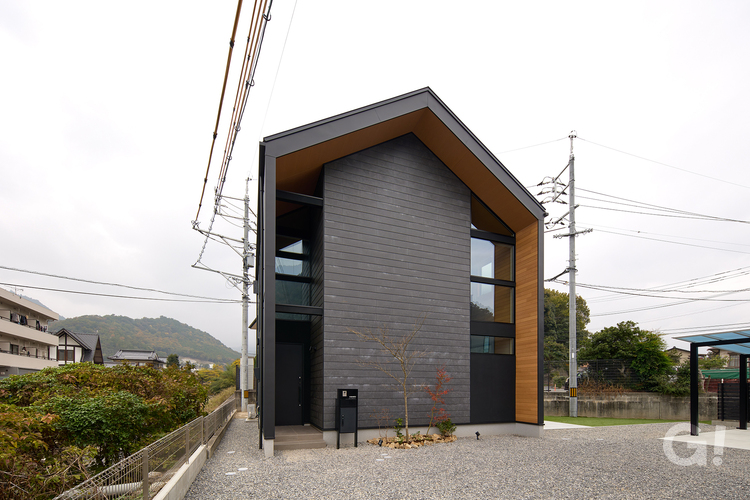 スタイリッシュな雰囲気がいい！三角屋根が目印のシンプルモダンな家
