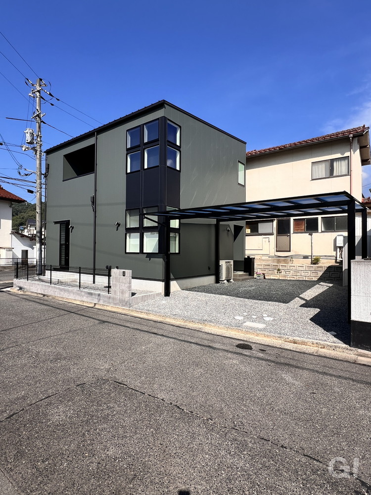 シックなグリーンで個性を最大限に引き出すシンプルモダンな家