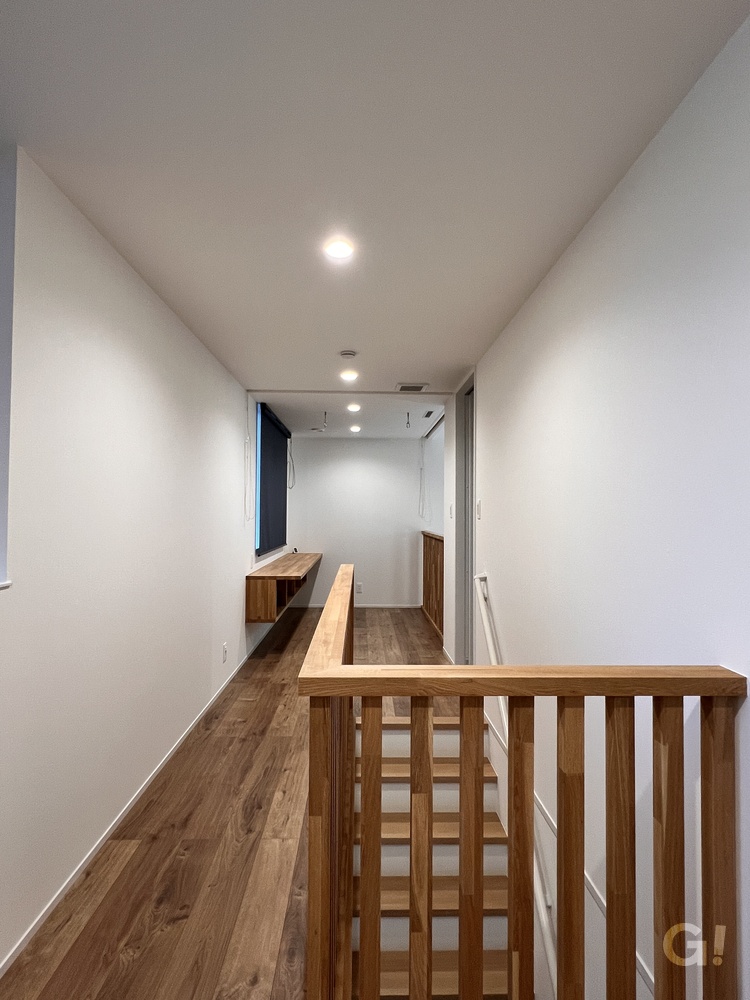 自然素材の優しさに包まれ優しい感覚のシンプルモダンな2階ホール&廊下