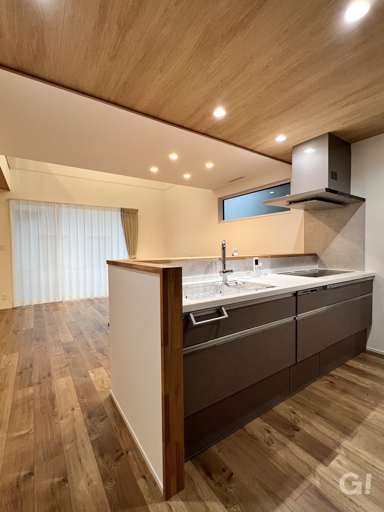 家族の姿を見守りながら家事をこなせるシンプルモダンなキッチン