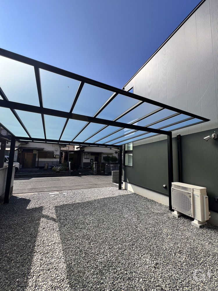 お日様の光が気持ち良く降り注ぐシンプルモダンな屋根付きガレージ