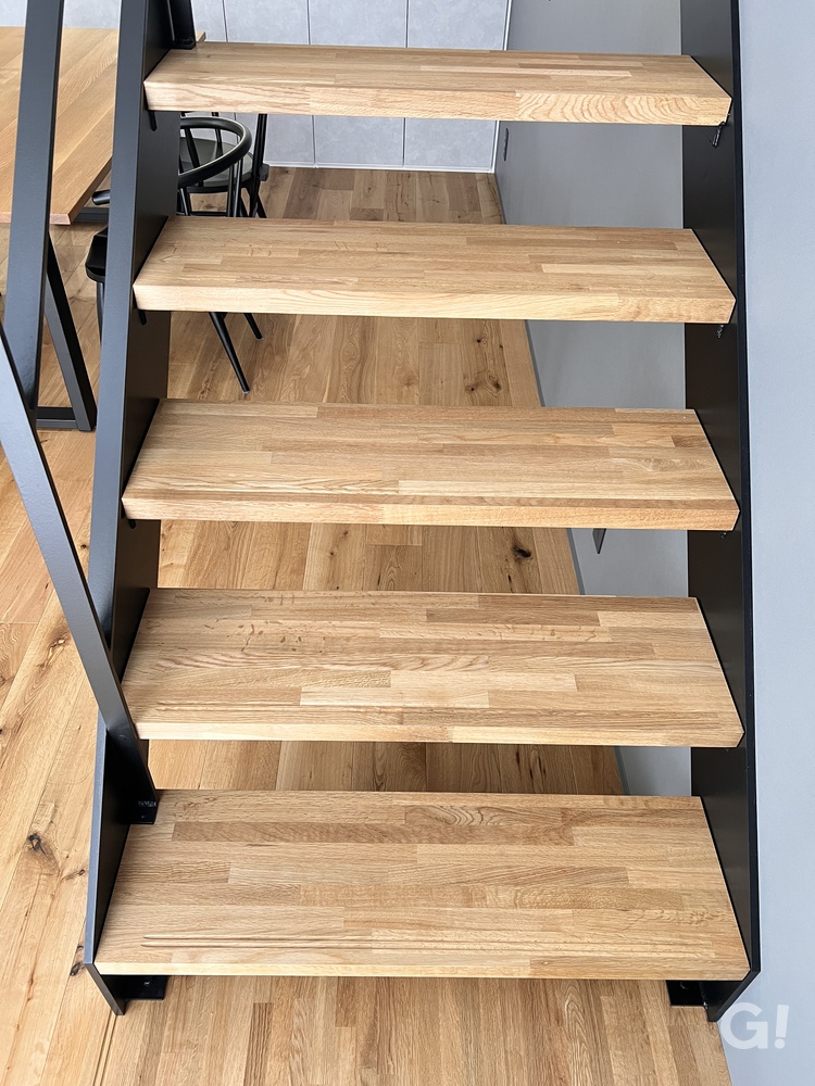 木の優しい温もりがじんわり届くシンプルモダンなストリップ階段