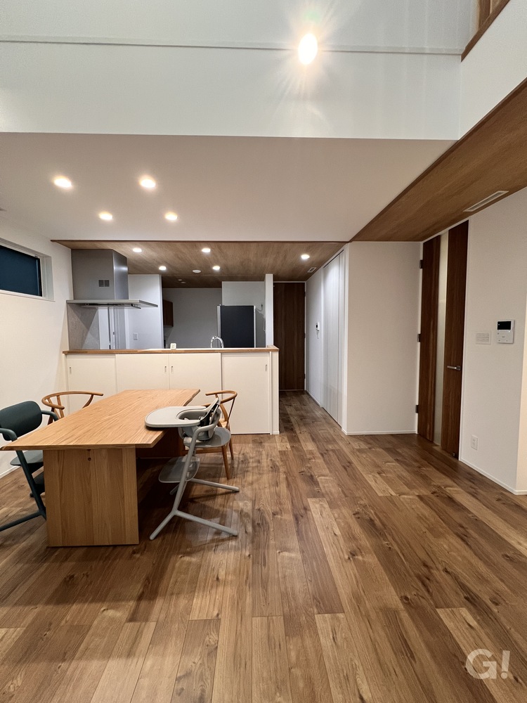 アンティーク感漂うフローリングで繋がるシンプルモダンなLDK