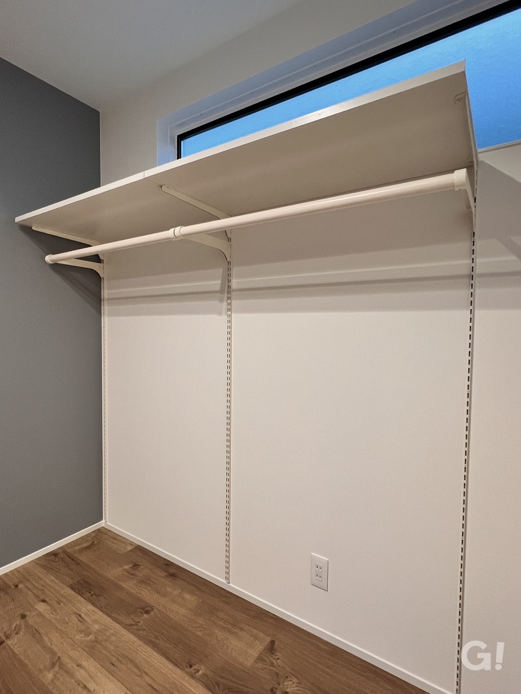 『限られた空間を有効活用◎好きな高さに調節できるシンプルモダンな収納スペース』の写真