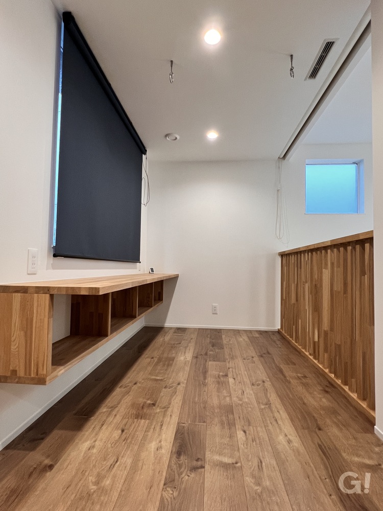 家族の誰が使ってもOKのワークスペースがいいシンプルモダンな2階ホール