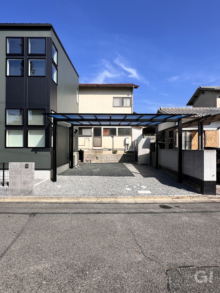 お日様の心地よい温もりがそっと届くシンプルモダンな屋根付きガレージ