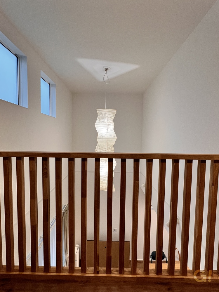 『和の美しさを灯りで表現！縦の繋がりが生まれるシンプルモダンな2階ホール』の写真