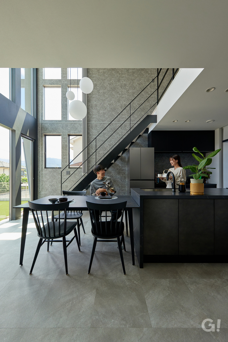 洗練されたスタイリッシュな空気感！笑顔あふれるシンプルモダンなダイニング＆キッチン