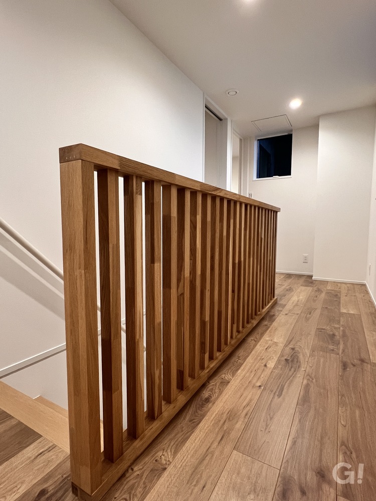 家族の歴史とともに経年変化を楽しめるシンプルモダンな2階廊下