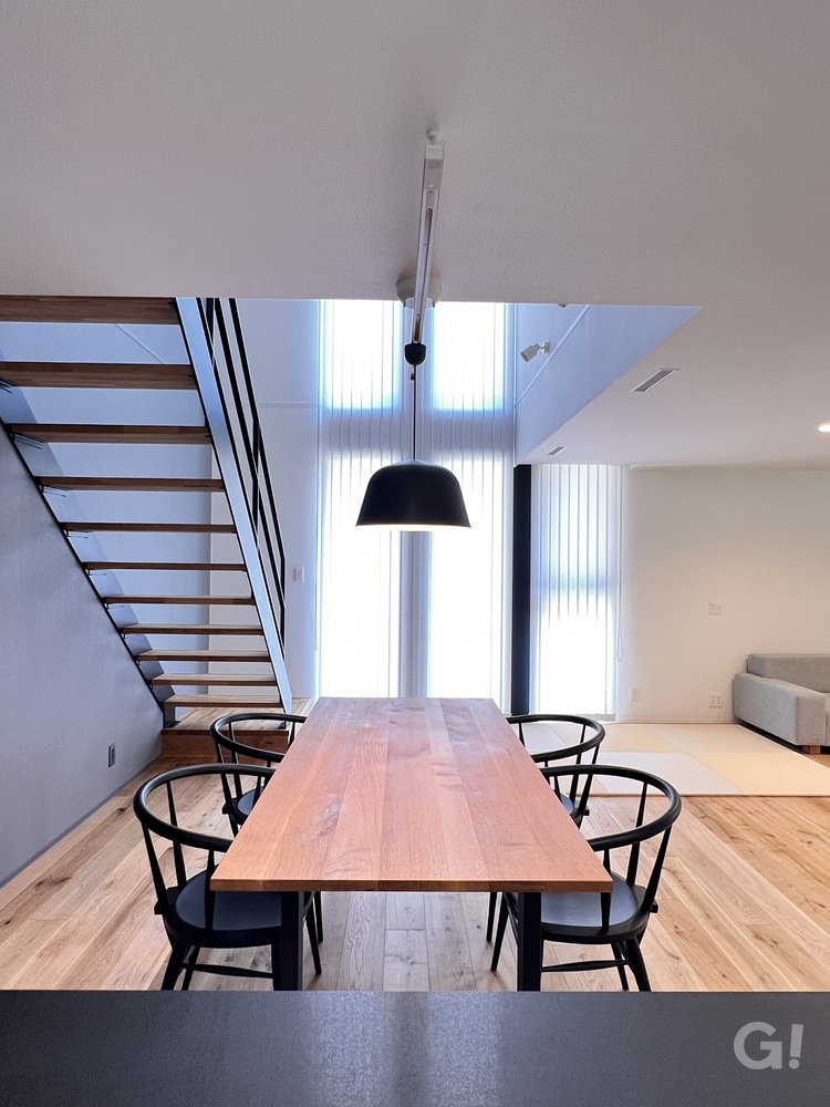 開放的な空気感がいい！大人かっこよさも漂うシンプルモダンなダイニング