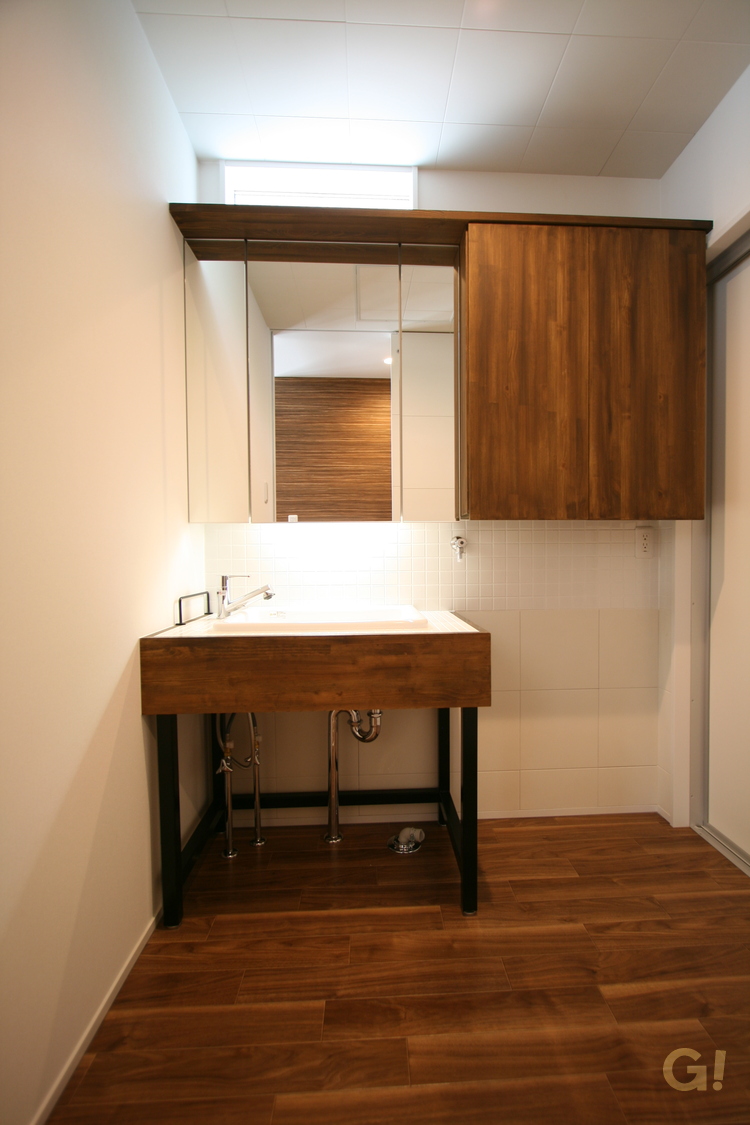 『自然素材の優しさがいい！経年変化を楽しめるシンプルモダンな洗面所』の写真