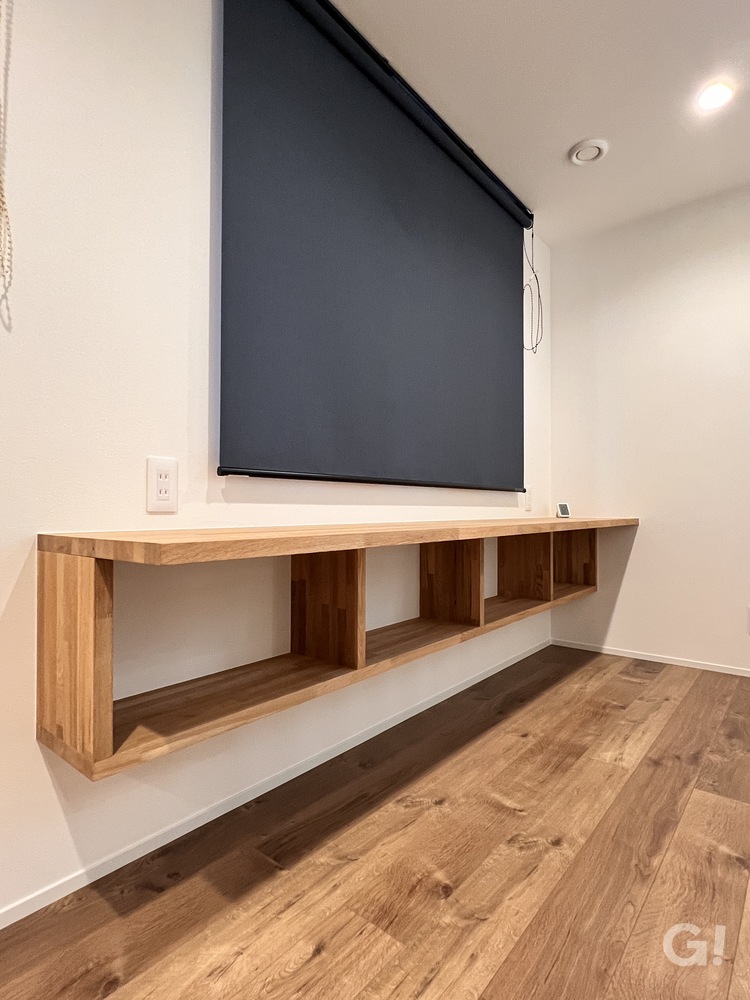 『親子で並んで自分時間を過ごせるシンプルモダンな2階ホール』の写真