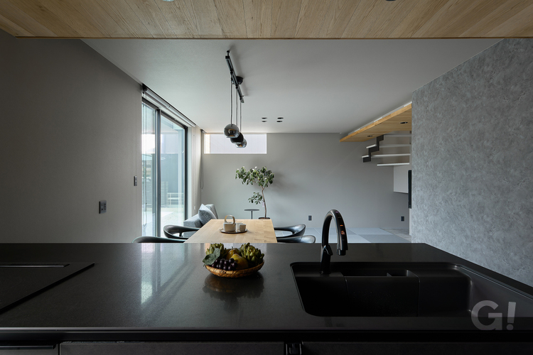 ここから眺める家族の姿が好き！エレガントな雰囲気もいいシンプルモダンなキッチン