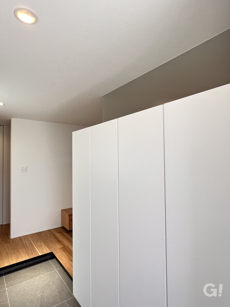 白が美しい！いつでもスッキリ空間でお出迎えしてくれるシンプルな玄関