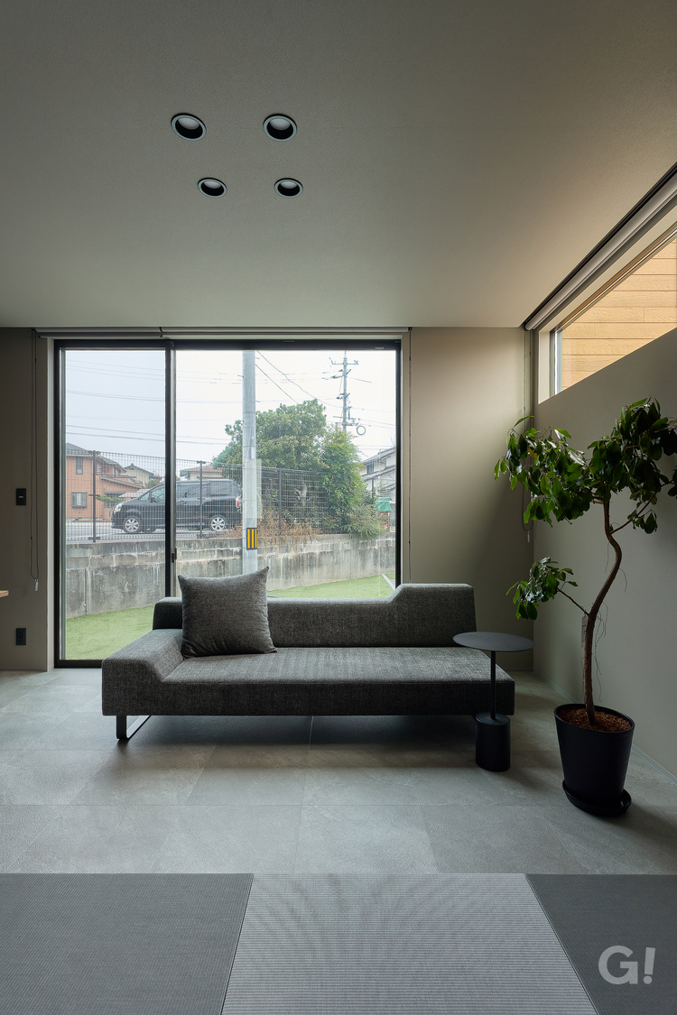 好きに囲まれた空間で心穏やかに時が流れるシンプルモダンなリビング