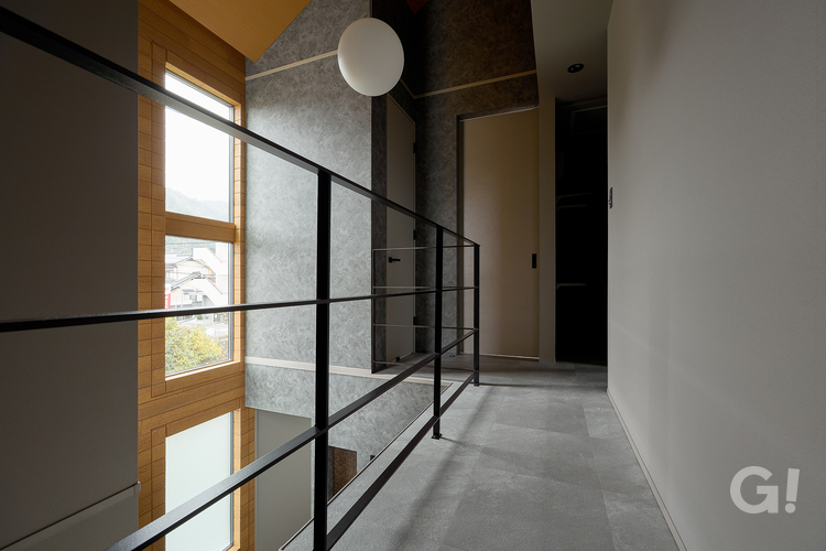 『スムーズな動線で快適！そっと優しい気持ちにしてくれるシンプルモダンな2階廊下』の写真