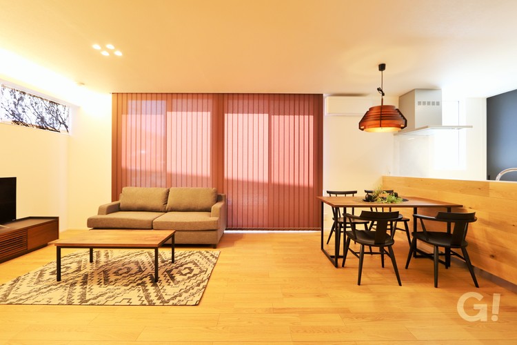 『自然と集いたくなり時間を忘れてリラックス出来るシンプルモダンなLDK』の写真