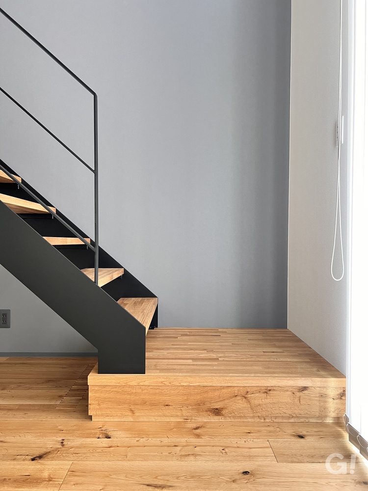 ココで日向ぼっこを楽しむ時間も癒しになるシンプルモダンなリビング