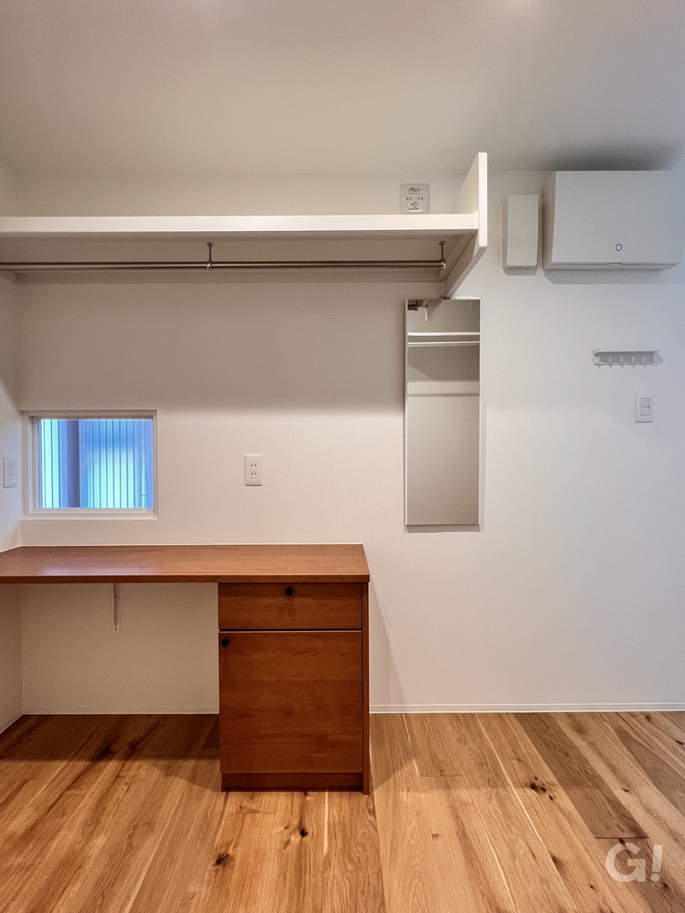 『用途に合わせて片付けが捗るシンプルモダンな収納スペース』の写真