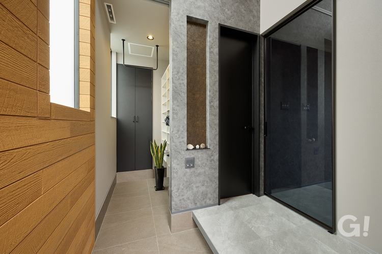 『お洒落な空気感がいい！土間スペースが設けられたシンプルモダンな玄関』の写真