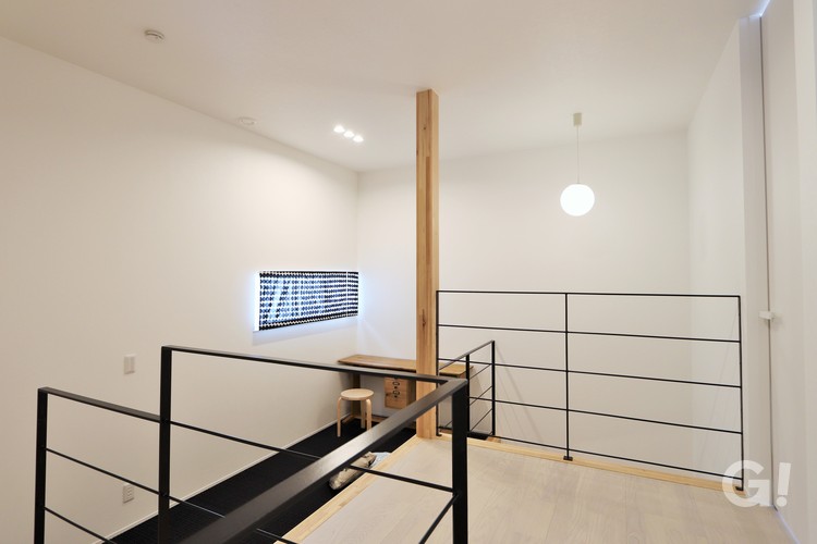 『お気に入りの空間！モノトーンで大人かっこよさ漂うシンプルモダンなスキップフロア』の写真