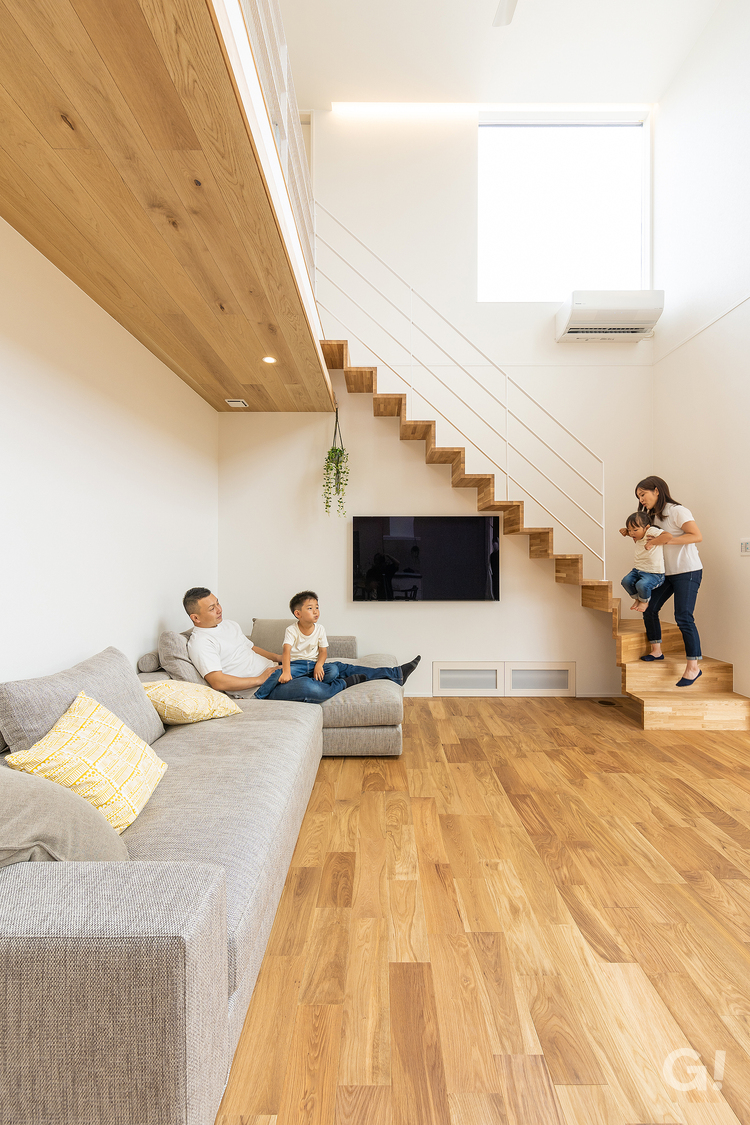 『階段もお洒落なインテリア！木の温かさが心地いいシンプルモダンなリビング』の写真