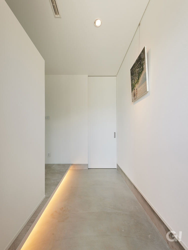 白×光の演出！優しい雰囲気でお出迎えしてくれるシンプルモダンな玄関ホール