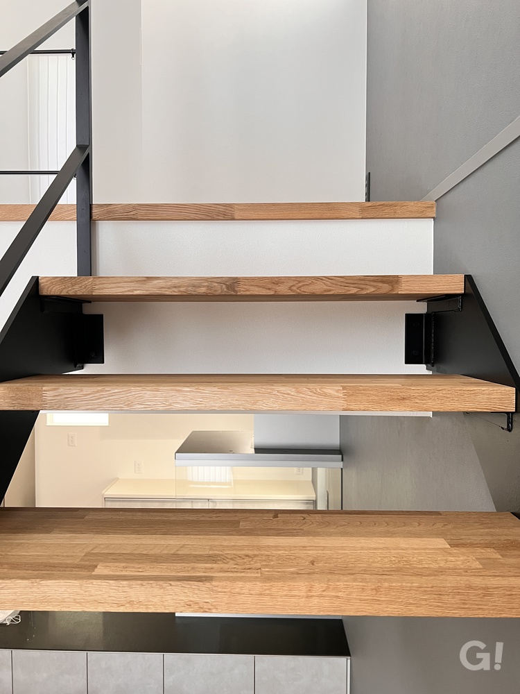 光＆風がそっと優しさを届けてくれるシンプルモダンな階段