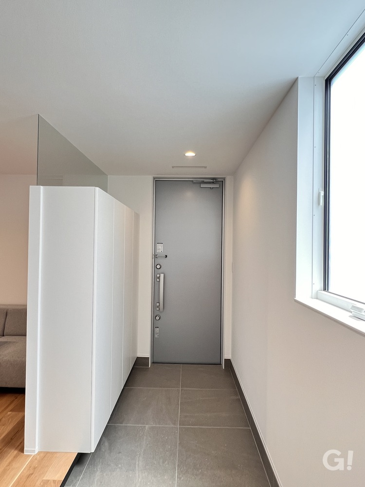 いつでも爽やかな印象で優しく迎え入れてくれるシンプルな玄関