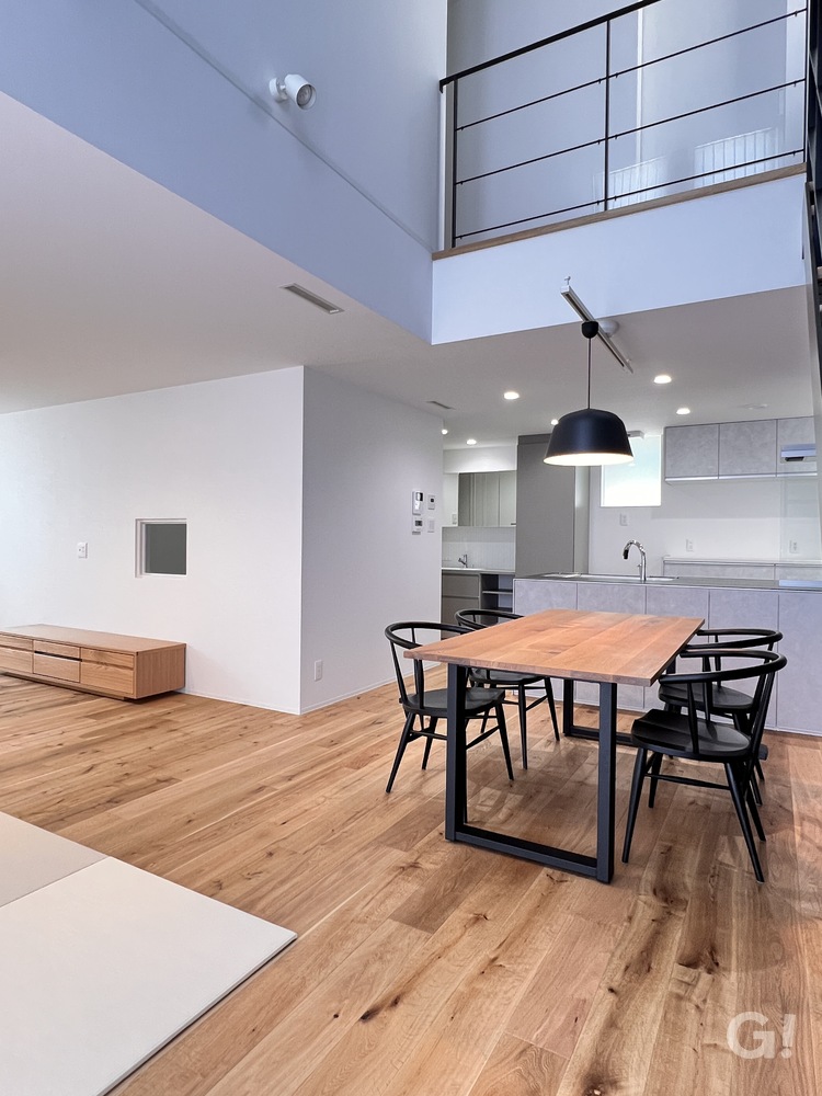 スムーズな動線設計で暮らしやすさを実感できるシンプルモダンなLDK